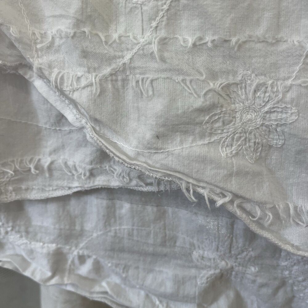 Lulu-B White floral blouse with button detail and ruffle hem M/L Medium/Large - Picture 5 of 9